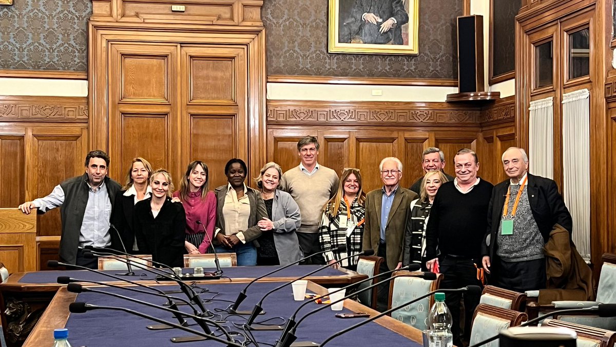 El comité luego de definir el trabajo que se hará en los barrios de Montevideo. <a href="/AlemUruguay/">Alem Garcia</a> <a href="/AlvaroDelgadoUy/">Alvaro Delgado</a> <a href="/JuanSartoriUY/">Juan Sartori</a> <a href="/beatrizargimon/">Beatriz Argimón</a> <a href="/JavierGarcia_Uy/">Javier García</a> <a href="/Valeriaripoll3/">Valeria Ripoll</a> <a href="/Luisaheber/">Luis Alberto Heber</a>