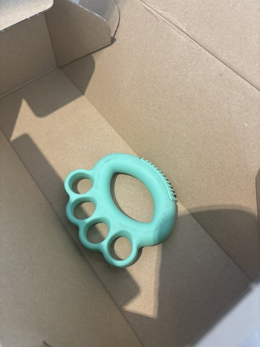 morinomarico's tweet photo. 【機内持ち込み禁止】
息子がヒマこいたときのためにとリュックに入れておいたものが、まさかの『危険物』認定😨

メリケンサックに酷似だと…❓

握力トレーニング用のゴム製だよ…
誰を倒せるというのか😅 https://t.co/sbIewe85aZ