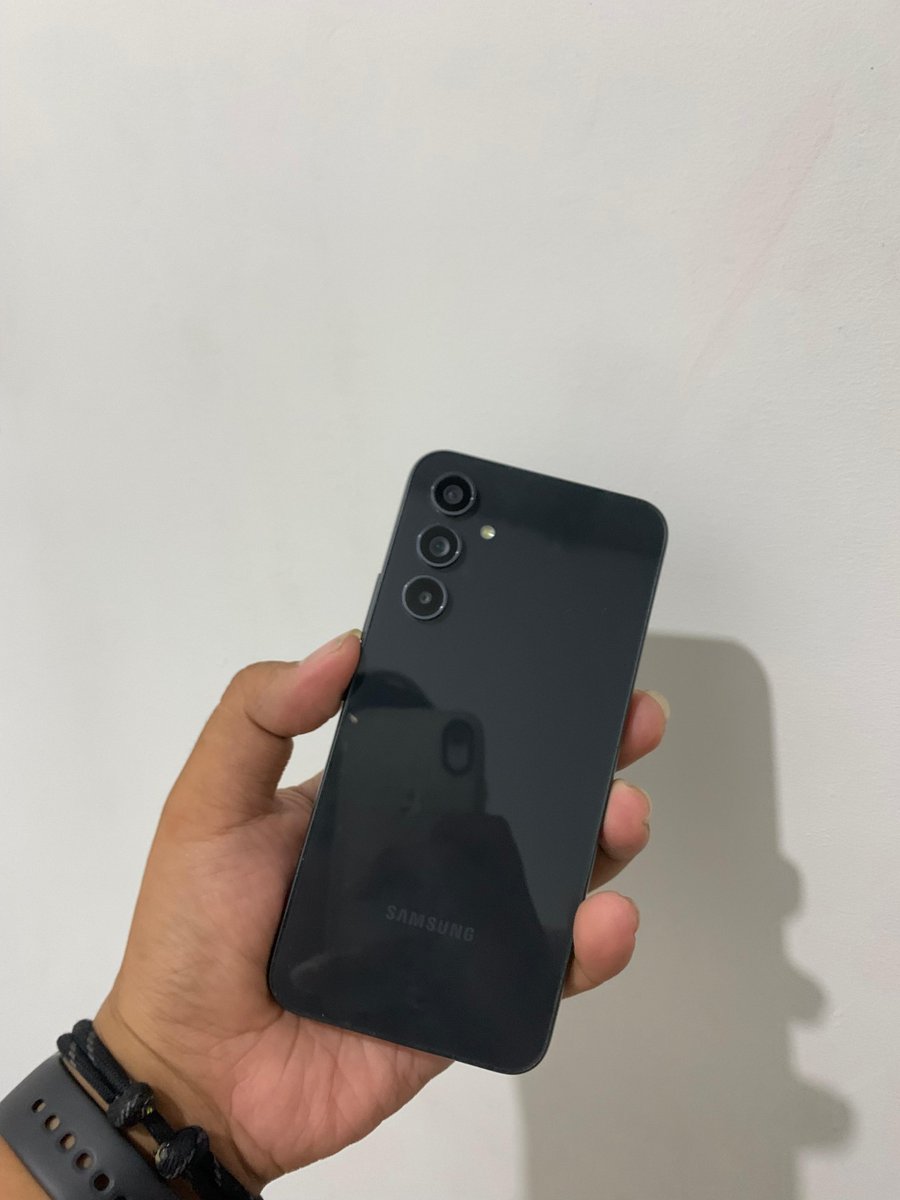KediriFess's tweet photo. cah wts samsung a54 hitam 8/256gb! Jual cepat 
Kondisi mulus, no lecet, pemakaian 8 bulan tok
Lok. Kediri kota https://t.co/lAk7iGoIgb