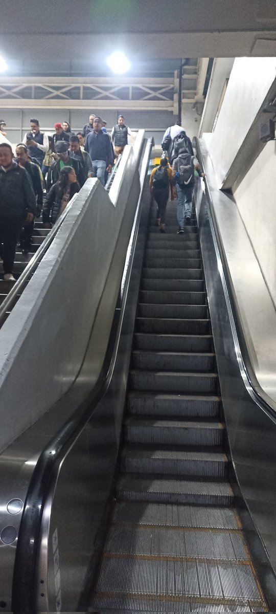 casparto's tweet photo. @MetroCDMX Por favor atiendan esto, son muchas escaleras las que hay que subir https://t.co/4ohZmfErzu