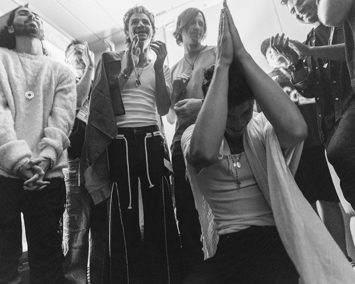 ShawnMendes's tweet photo. This is a family.

If you want to go fast, go alone. 

if you want to go far. go together. https://t.co/4KP8HSVA8F