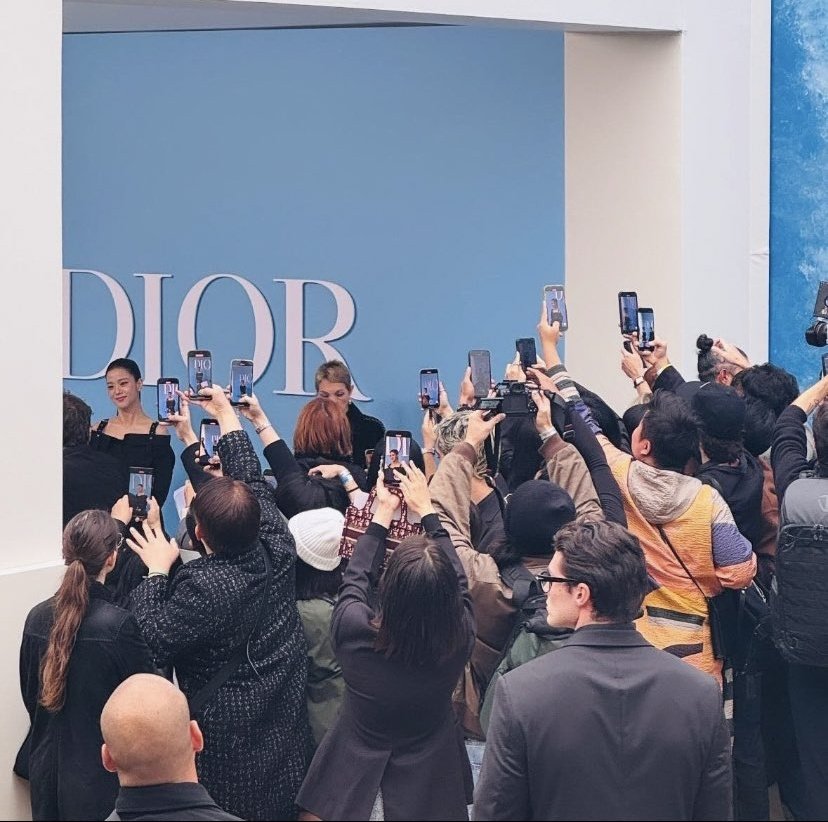 folklorerain's tweet photo. ?? 😂 should I make it a meme

LADY JISOO AT DIOR PFW
#JISOOxDiorSS25 @Dior https://t.co/itBlmJCZWa