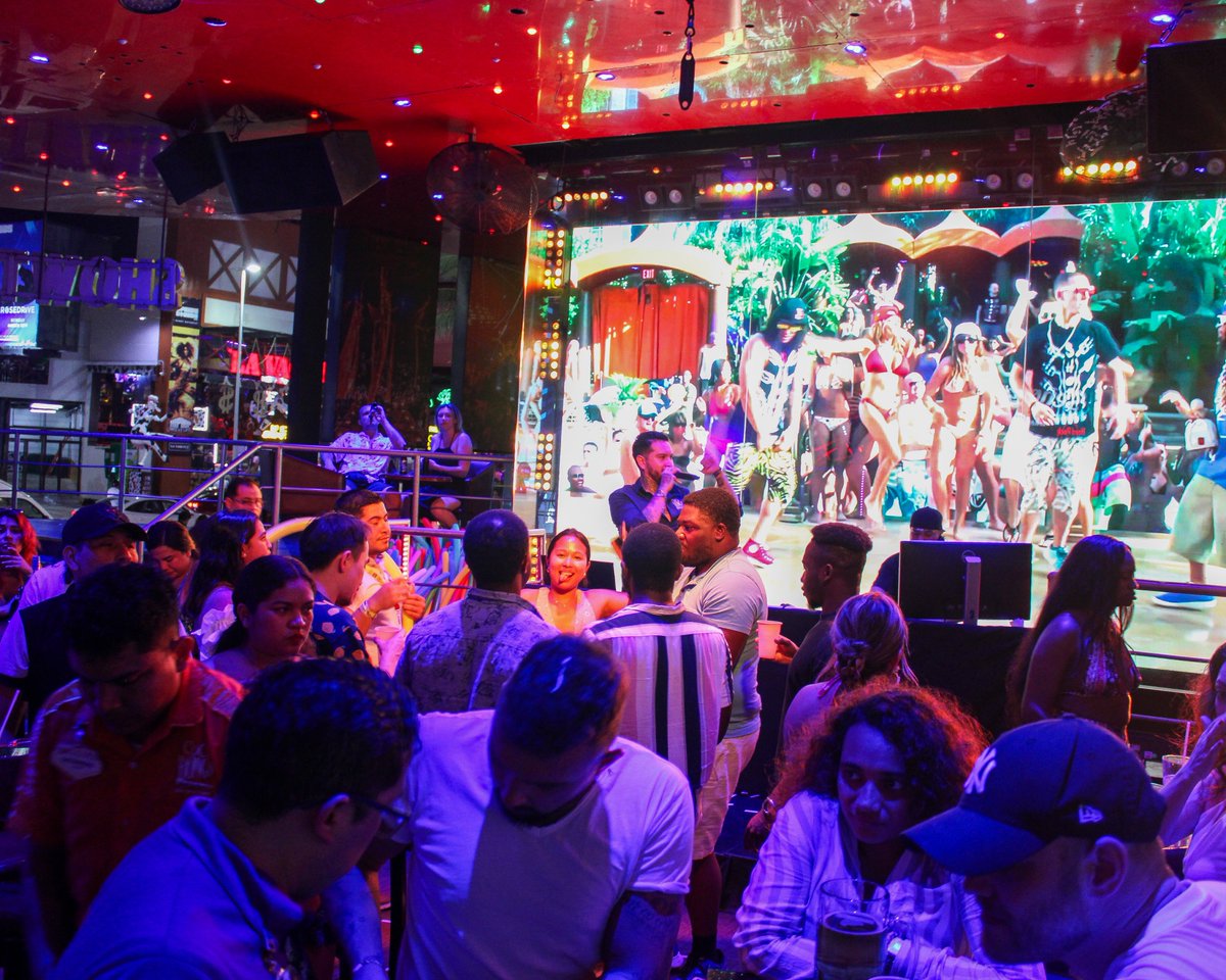TheBongoTour's tweet photo. It's party time at #BongoBar! 😎🎉 This is our 1st stop! Are you ready? Buy your tickets now!
🎉 FRIDAY &amp; MONDAY 👉 https://t.co/DwEnGEPefg
🎉 SATURDAY 👉 https://t.co/Syo8WnNCUB https://t.co/dpZDhZtN8n