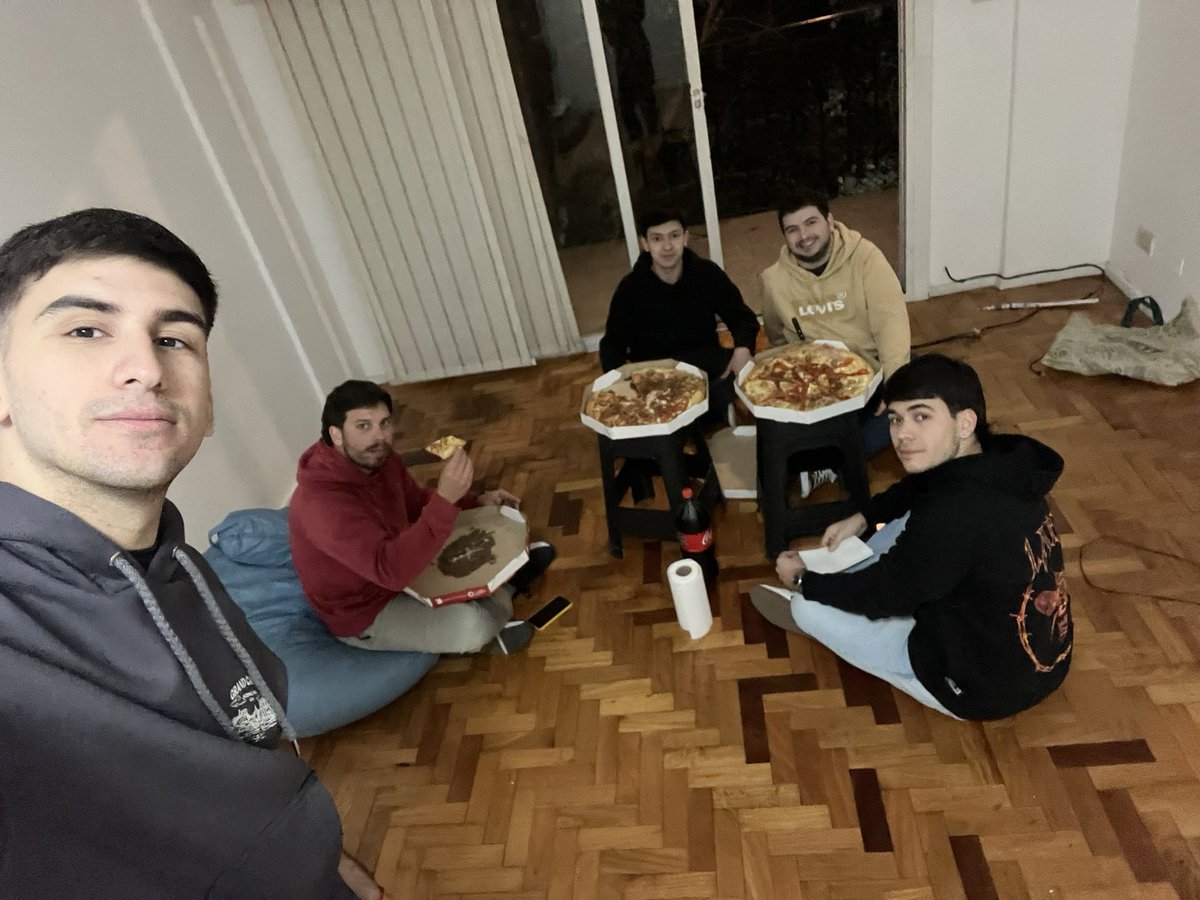 Juanngervasoni's tweet photo. En este (muy) humilde homenaje despedimos este gran departamento. Albergue de numerosas personas y lugar de reunión para incontables eventos deportivos, incluso cuenta la leyenda que aquí durmió el actual Presidente de la Nación. Hasta siempre Laprida 1072, te vamos a extrañar. https://t.co/tpuEQ4NM8n