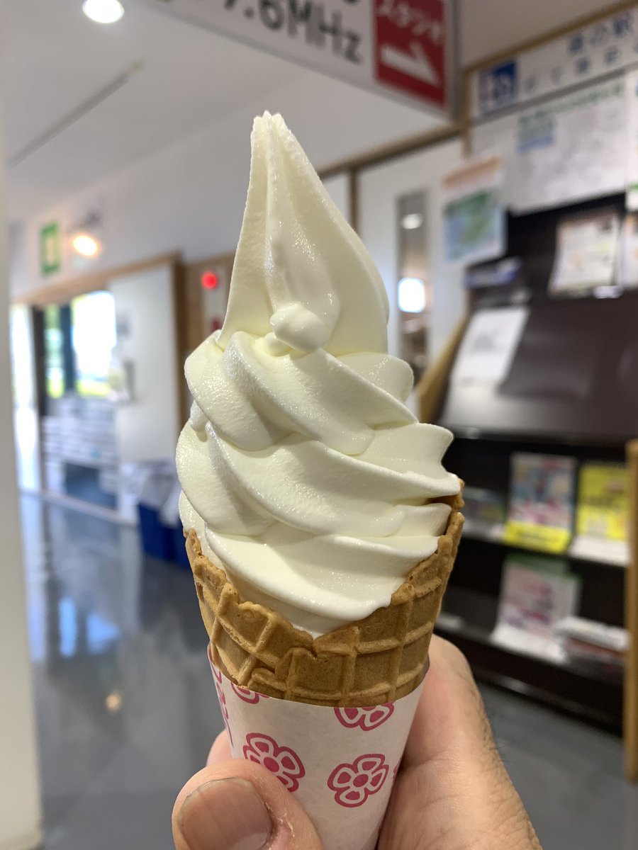 MerrowMr's tweet photo. 今日は妻の家族と伊達・登別に旅行😊
伊達の道の駅で「ハンサムソフト」を実食🍦👍 https://t.co/pNdCUF8GTs