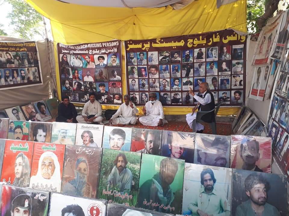SaherQabaili's tweet photo. بلوچستان میں جبری گمشدگیوں کے خلاف وائس فار بلوچ مسنگ پرسنز کے قائم احتجاجی کیمپ کو کوئٹہ پریس کلب کےسامنے 5588دن مکمل ہوگئے۔
ماما قدیر بلوچ آپ کی جہدوجہد اور استقامت کو سلام ، رب آپ کو ایسی خوشیاں دے کہ آپ حیران رہ جائے۔
#ReleaseMissingPersons
#EndEnforcedDisappearances https://t.co/TfVcng3CzI