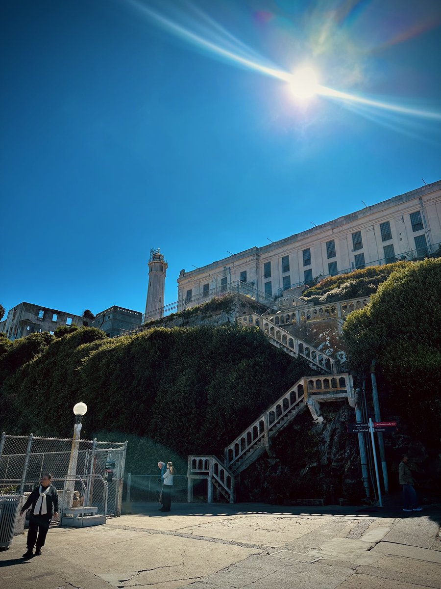 HeatherFount_'s tweet photo. My mother’s and my very first day in #SF and we’ve already escaped @AlcatrazIsland and sailed under the @GGBridge 🌁✨ https://t.co/fm2EhyGDv9