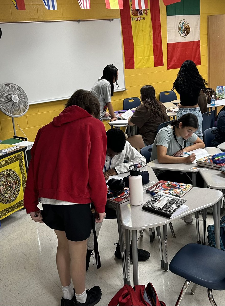 Check out Profe’s class in action with running dictation. The students practiced reading, speaking, listening and writing in Spanish. <a href="/SamuelClemensHS/">samuelclemenshs</a>