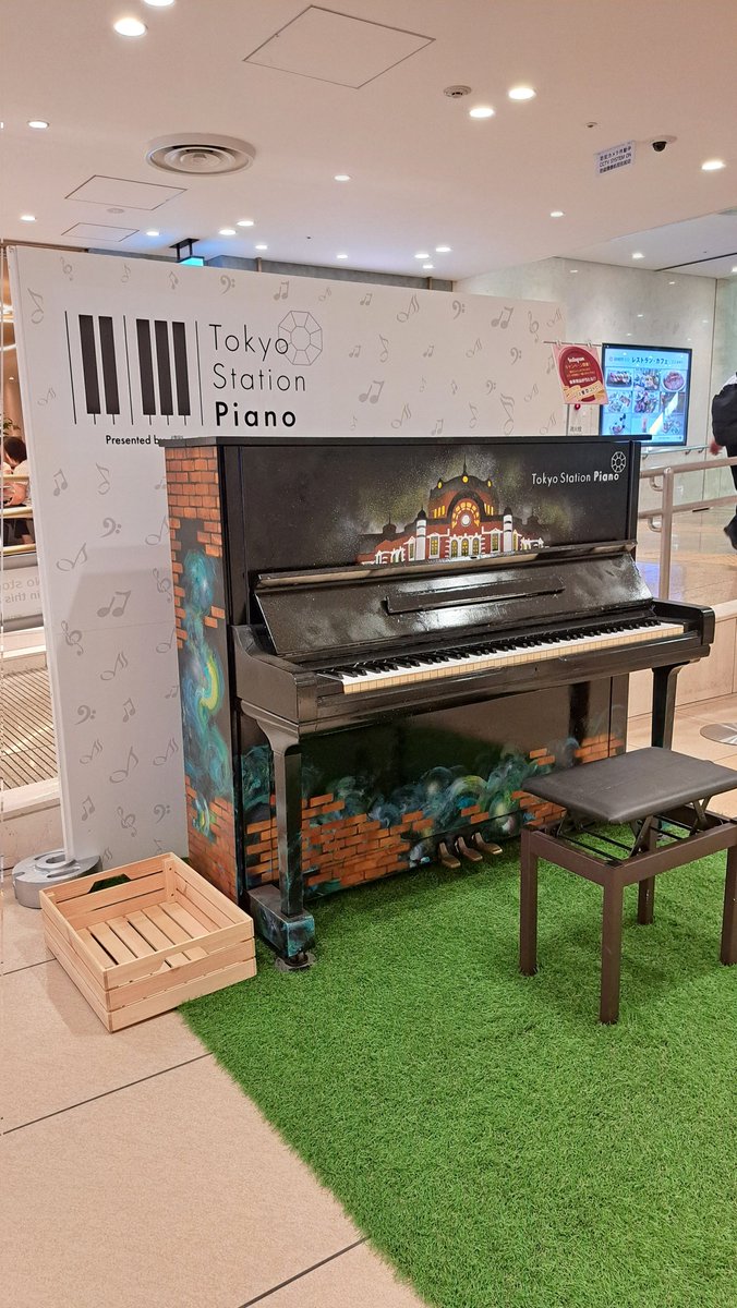 usapiyo75's tweet photo. ヤエチカテラスから移動してこっちにもあったよ~!!
さっきの🎹よりも鍵盤も音も重たい感じ😄何よりこのペイントがスゴい🖌️👏🎨
#東京駅 🚉
#八重洲
#グランスタ
#GRANSTA
#ストリートピアノ
#東京ストピ
#ハラミ体操 https://t.co/uvYTobfgY0