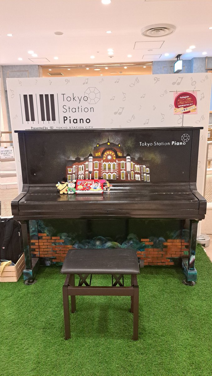 usapiyo75's tweet photo. ヤエチカテラスから移動してこっちにもあったよ~!!
さっきの🎹よりも鍵盤も音も重たい感じ😄何よりこのペイントがスゴい🖌️👏🎨
#東京駅 🚉
#八重洲
#グランスタ
#GRANSTA
#ストリートピアノ
#東京ストピ
#ハラミ体操 https://t.co/uvYTobfgY0