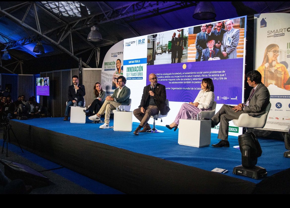 ferro_ju's tweet photo. Hoy en el Smart City Expo Bogotá moderamos el panel sobre servicios ciudadanos  en una ciudad inteligente ¿cómo armonizar  el componente  humano, digital y sostenible? https://t.co/oxxJKT9lvY