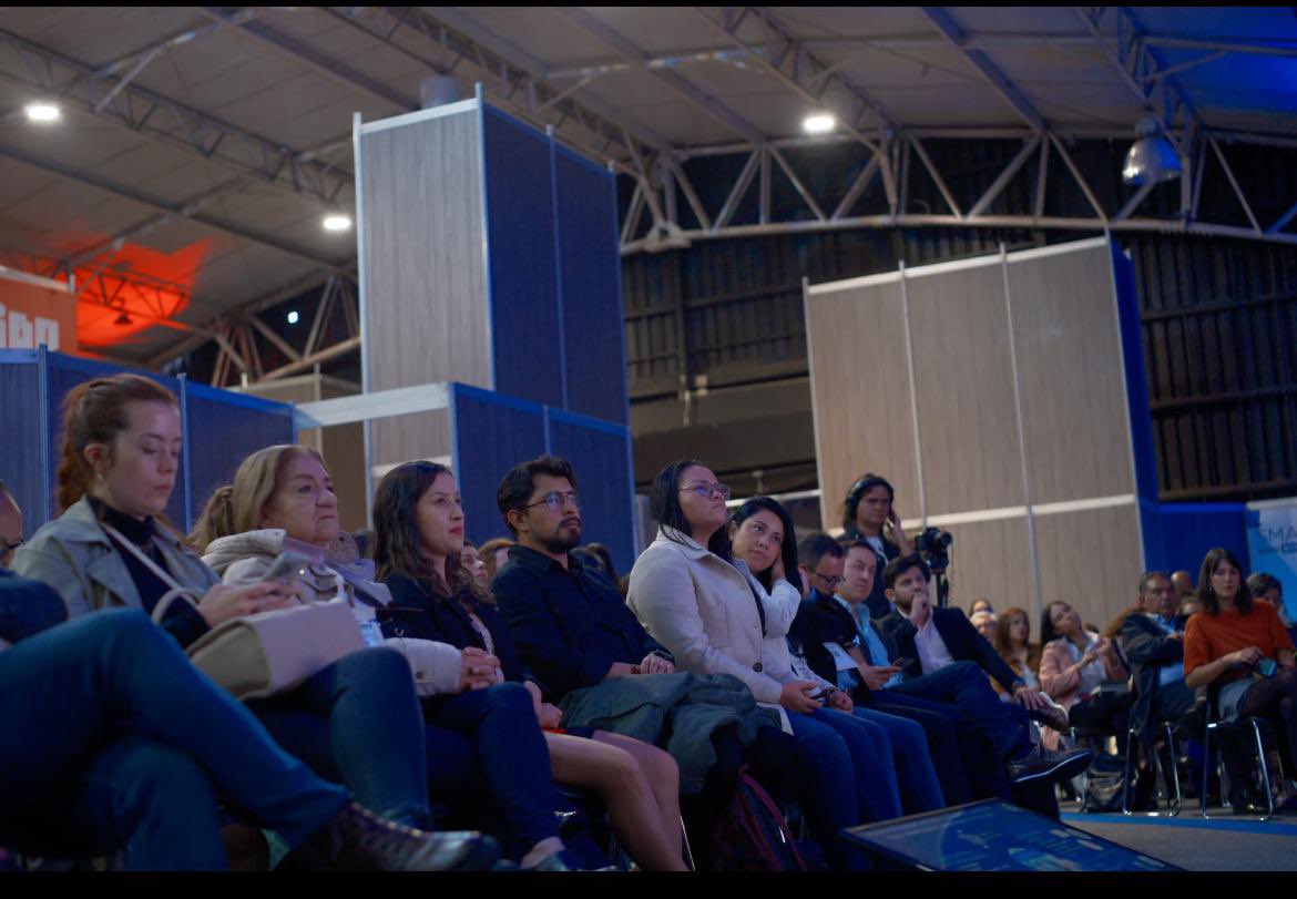 ferro_ju's tweet photo. Hoy en el Smart City Expo Bogotá moderamos el panel sobre servicios ciudadanos  en una ciudad inteligente ¿cómo armonizar  el componente  humano, digital y sostenible? https://t.co/oxxJKT9lvY