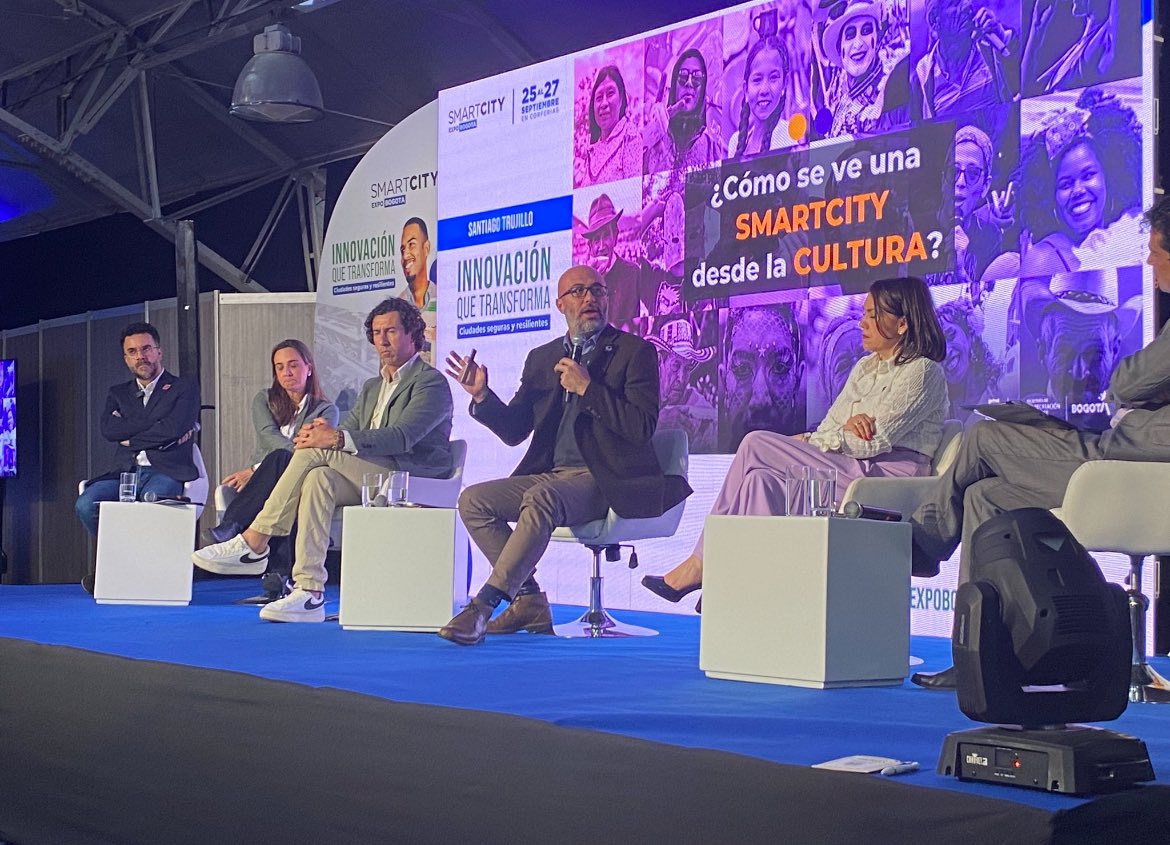 ferro_ju's tweet photo. Hoy en el Smart City Expo Bogotá moderamos el panel sobre servicios ciudadanos  en una ciudad inteligente ¿cómo armonizar  el componente  humano, digital y sostenible? https://t.co/oxxJKT9lvY