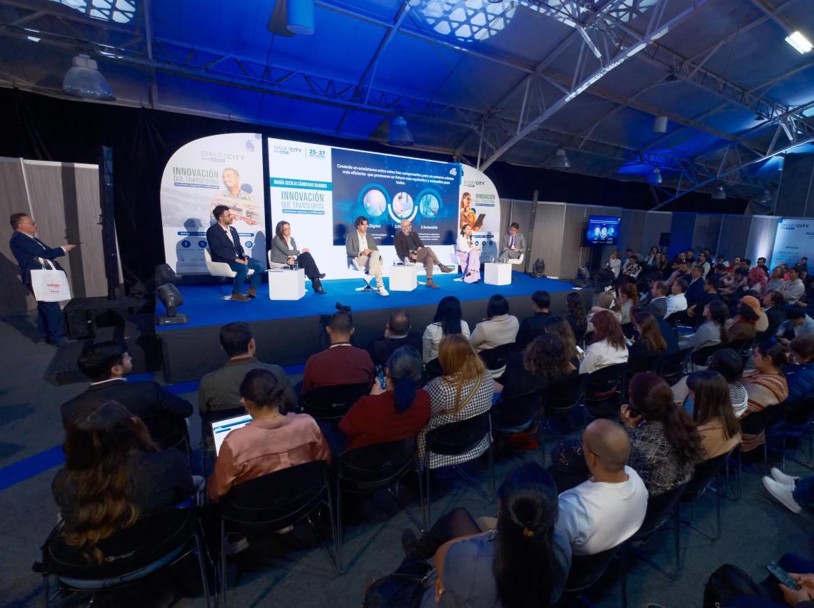 ferro_ju's tweet photo. Hoy en el Smart City Expo Bogotá moderamos el panel sobre servicios ciudadanos  en una ciudad inteligente ¿cómo armonizar  el componente  humano, digital y sostenible? https://t.co/oxxJKT9lvY
