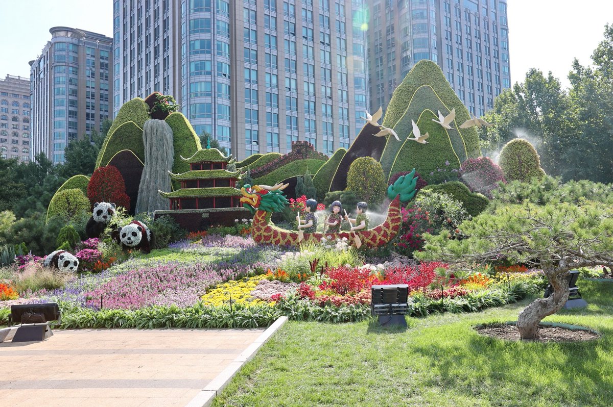 huo_liu6886's tweet image. Along Chang'an Avenue in Beijing, between the Jianguomen and Fuxingmen, 10 groups of carefully arranged three-dimensional flower beds have become popular photo spots for citizens and tourists. #holiday #beauty #Chinaguide #scenery