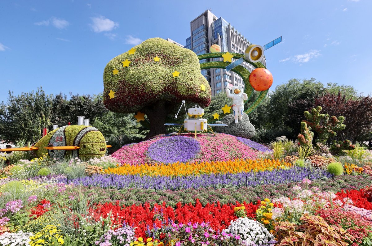 huo_liu6886's tweet image. Along Chang'an Avenue in Beijing, between the Jianguomen and Fuxingmen, 10 groups of carefully arranged three-dimensional flower beds have become popular photo spots for citizens and tourists. #holiday #beauty #Chinaguide #scenery