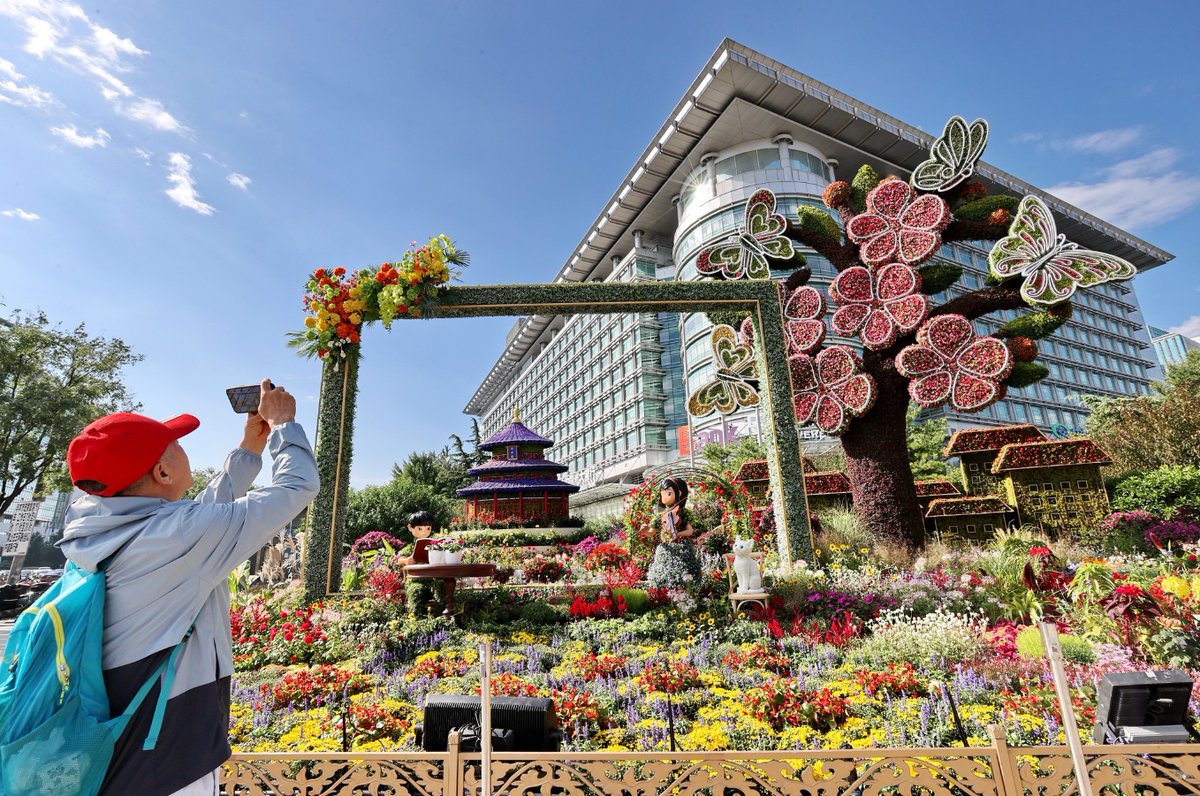 ziyoushijian2's tweet photo. Along Chang'an Avenue in Beijing, between the Jianguomen and Fuxingmen, 10 groups of carefully arranged three-dimensional flower beds have become popular photo spots for citizens and tourists. #holiday #beauty #Chinaguide #scenery https://t.co/vUun0q2sVk