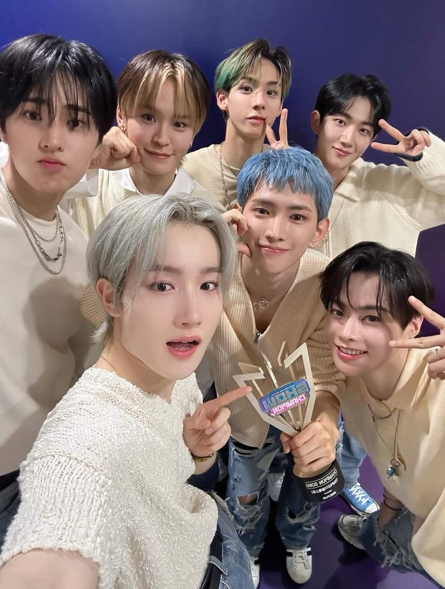myserotoninhubi's tweet photo. One year ago today, #TEMPEST got their 1st music show win for 'Vroom Vroom' on Show Champion! https://t.co/kmSrlgvTu4