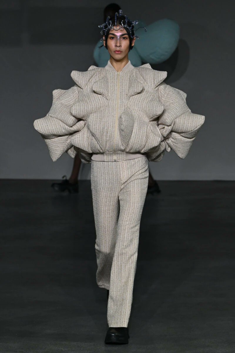 開催中の2025年春夏パリ・ファッションウィークをレポート！ #アンリアレイジ（#ANREALAGE）

モデルとして登場した #SnowMan の #ラウール さんや、#XG を手がけるJAKOPS （SIMON JUNHO PARK）さんによるサウンドディレクションにも注目。
soen.tokyo/fashion/collec…

 #25SS #ParisFashionWeek