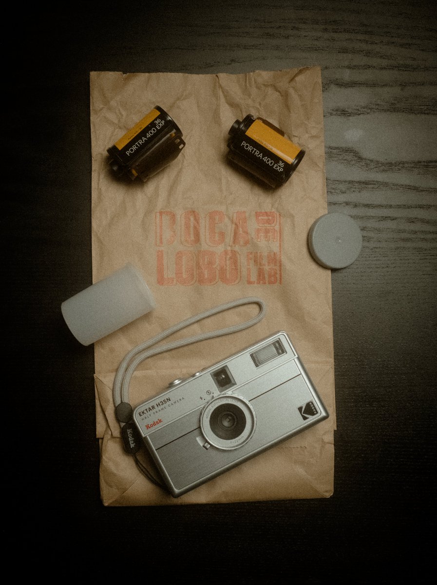FAPhotography's tweet photo. Joined the @Kodak community on a whim this afternoon and got myself the 'new' Ektar H35N half-frame film camera. I

It's got a fixed 22mm lens, a fixed 1/100 shutter speed as well as a fixed f/11 aperture. 

Review coming soon to my @YouTube channel: https://t.co/7dzGXYY0Wk https://t.co/l2a1KzNU7W