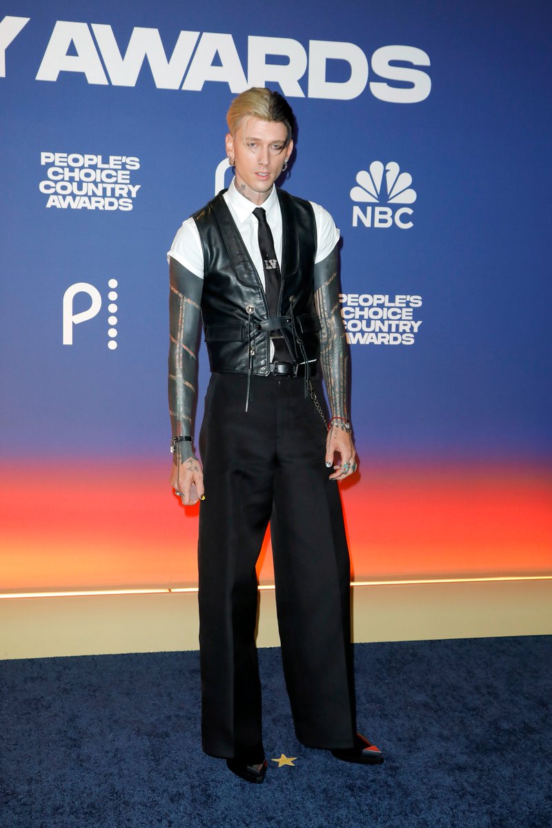 .<a href="/machinegunkelly/">blonde don</a> feels right at home on the #PCCAs red carpet. 🤘 #LiveFromE