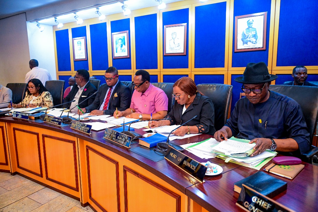 SimFubaraKSC's tweet photo. In consideration of the sacrifices of our teachers, the State Executive Council meeting today approved the service extension again of Rivers State teachers from the initial 60 to 65 years and from 35 to 40 years of service whichever comes first. https://t.co/F1eoPmxezy