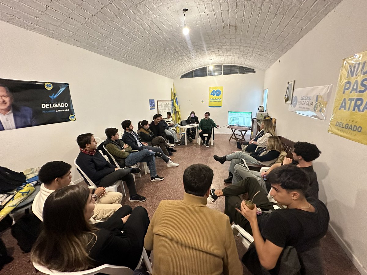 Gran reunión de trabajo hoy con el equipo <a href="/espacio40e/">Espacio 40 Municipio E</a>. Con estrategia y método seguimos adelante !
