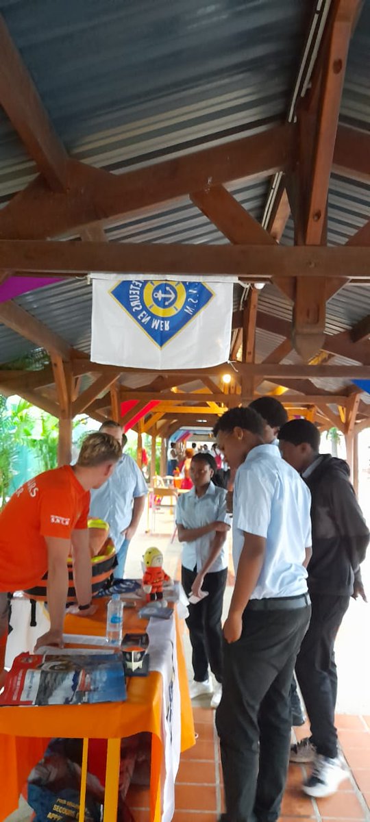 Matinée de l'engagement : "dans mon lycée, je m'engage". Un engagement de chaque instant au lycée !Une équipe: les élèves du CVL, Mme Pindi-Collé, référente à la Vie Lycéenne, madame Letourner AS, et madame Mathieu, infirmière.Merci aux intervenants extérieurs malgré le temps🙏.