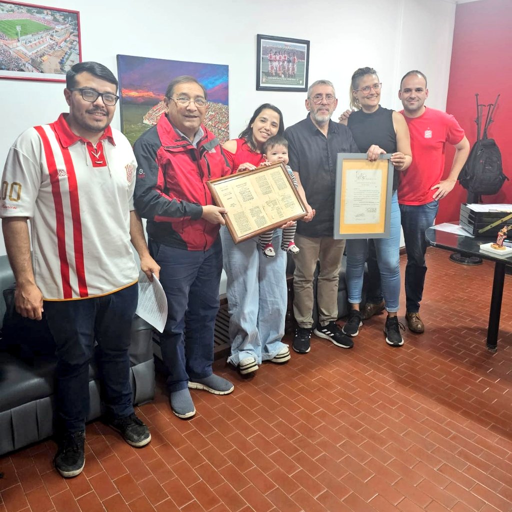 CASMOficial's tweet photo. 🔴⚪️ #Institucional

Nuevo aporte al museo 🇦🇹

En el día de hoy, el Departamento de Cultura y Educación de nuestra institución llevó a cabo la donación de documentos con gran valor histórico como lo es una nota con la firma de nuestro primer presidente y socio fundador, Romelio Castro, del año 1913, junto a un estatuto del club del año 1922, al Museo "Juan Carlos Carol".

#VamosCiudadela