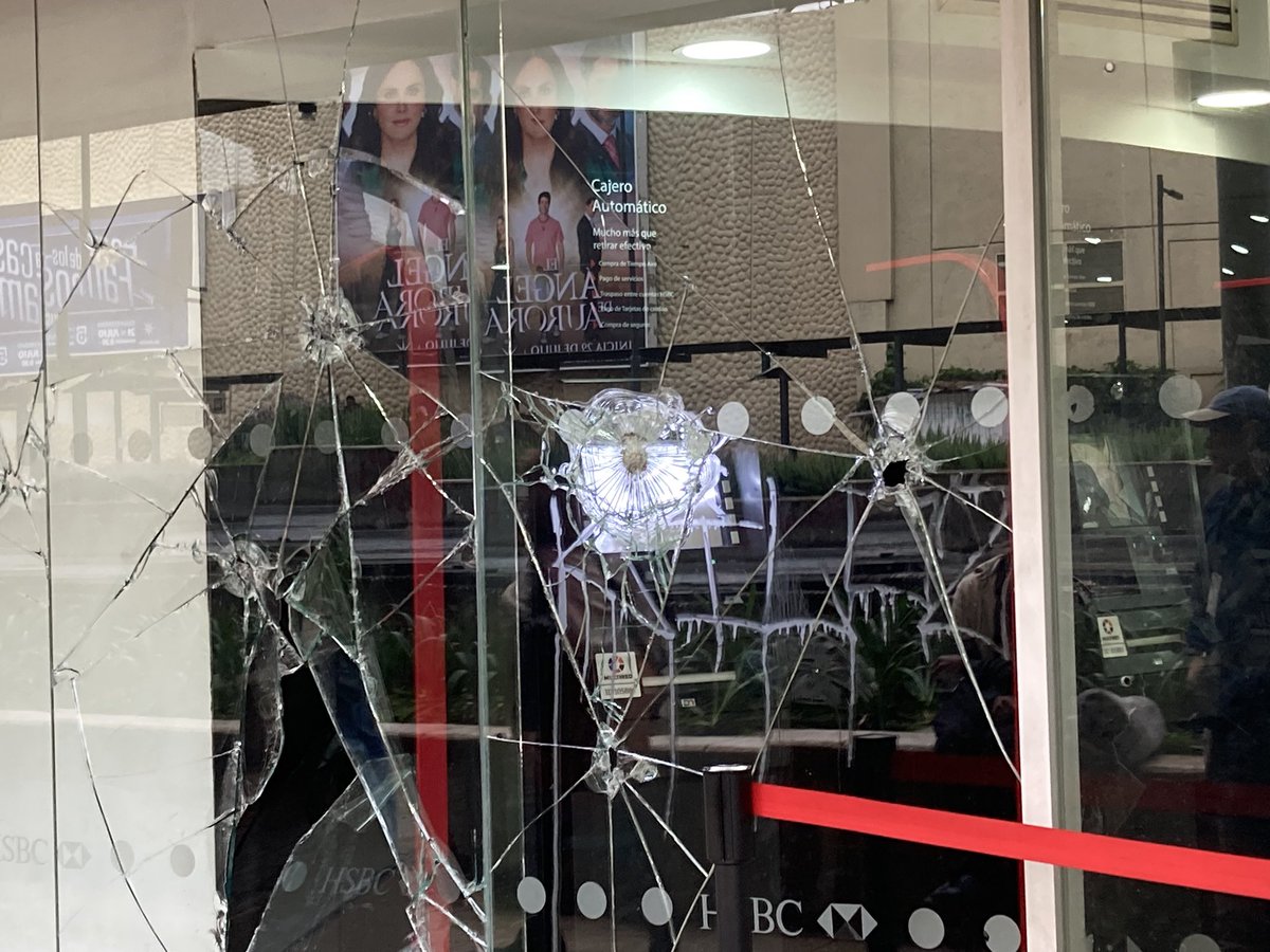 MaSeaez's tweet photo. Qué pasa en la CDMX, dicen que no hay violencia @Claudiashein @martibatres por qué siguen permitiendo esto. Estas acciones se llaman vandalismo. https://t.co/UxBd5EbikB