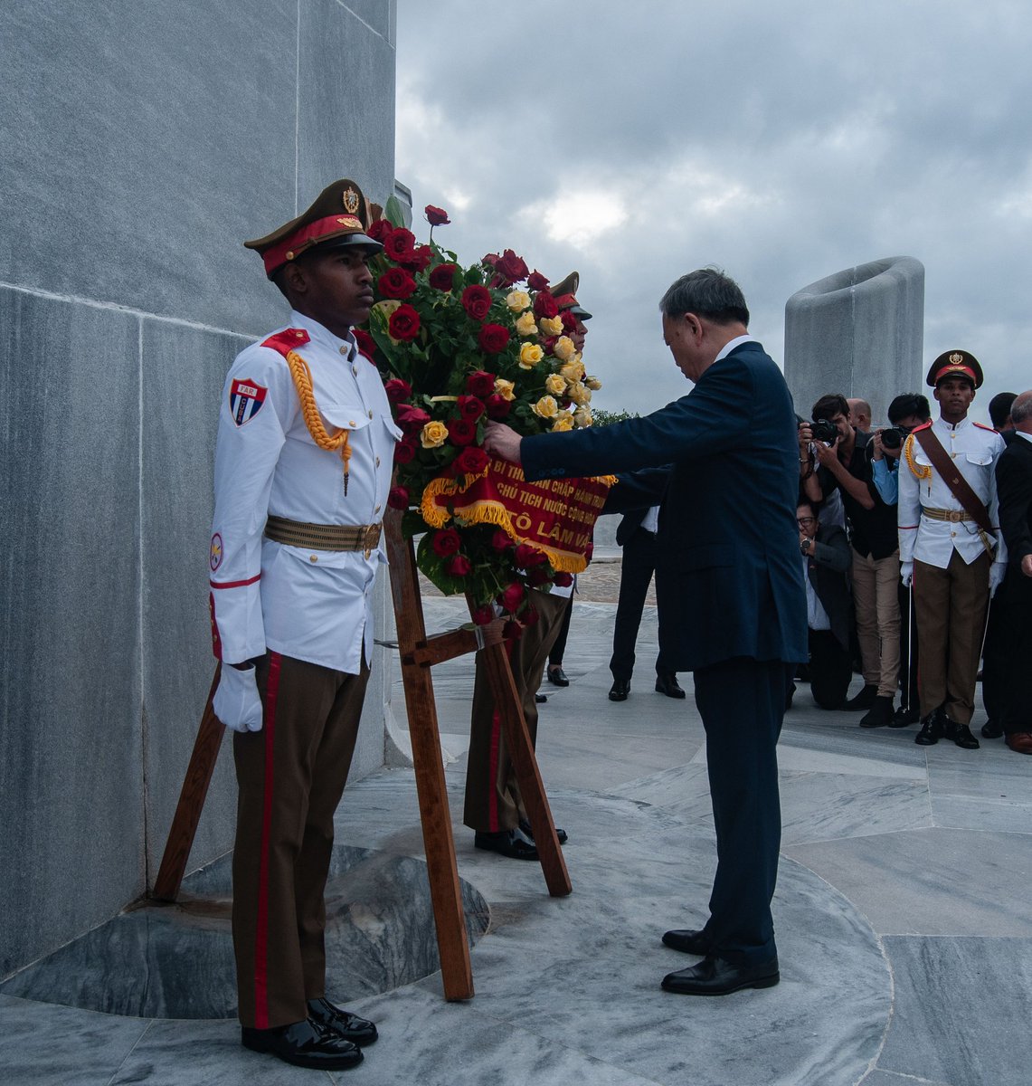 PartidoPCC's tweet photo. En el memorial José Martí el secretario general del Partido Comunista y presidente de #Vietnam, To Lam colocó una ofrenda floral al Héroe Nacional de #Cuba. Acompañó al distinguido visitante el miembro del Buró Político y secretario de organización del CCPCC, @DrRobertoMOjeda https://t.co/WIBsj0cmie