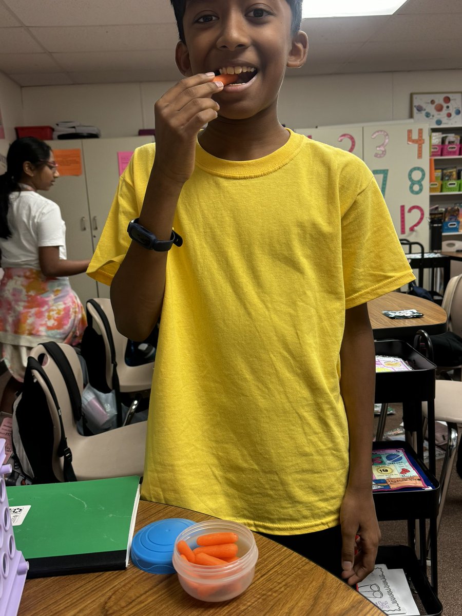 JPelatzky's tweet photo. Catching these @MJEFifthGrade jags making healthy choices during snack time! @Physedmanrising @MJEjags 🧡 💜 #CatchWeek https://t.co/opYdl7RPSs