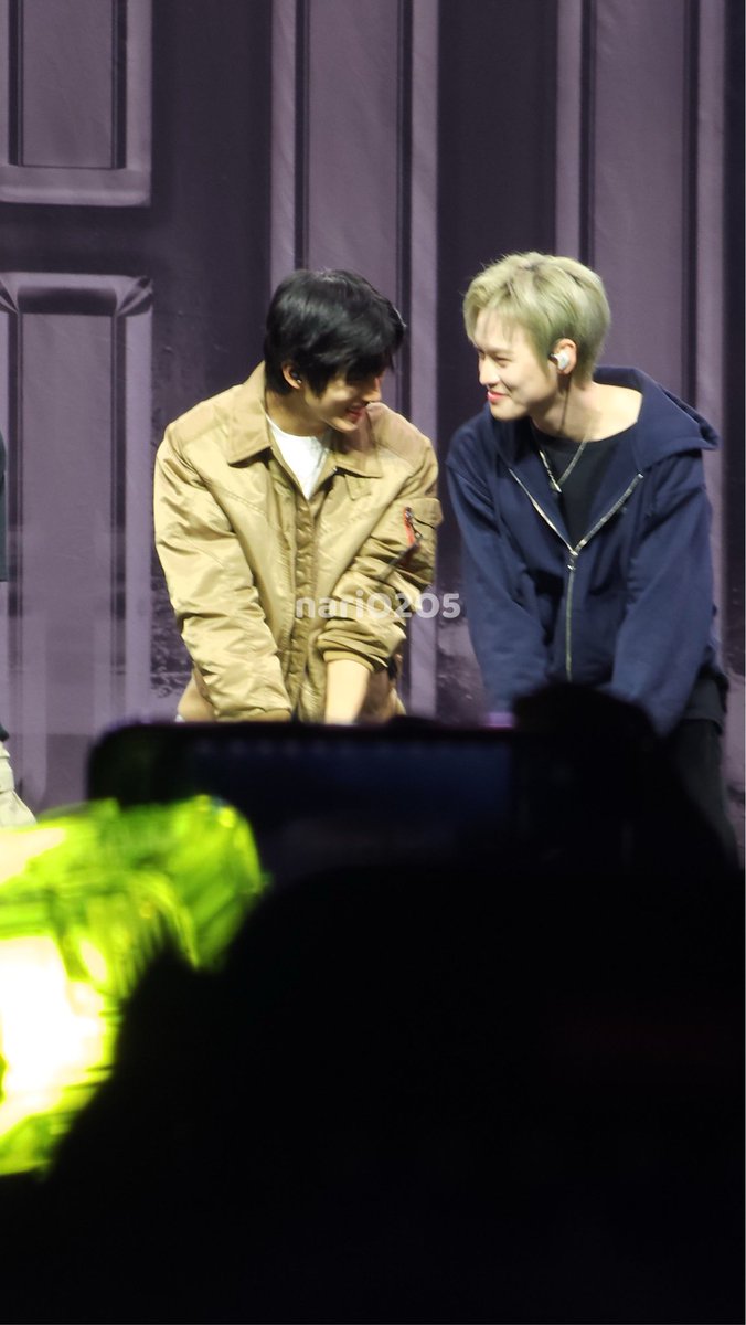 Jisung and Chenle cutely doing the markf pose