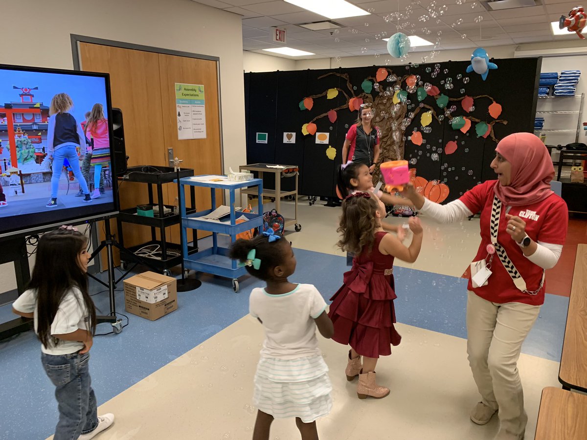 CliftonECS's tweet photo. Clifton ECS 1st six weeks Parent Night Out for students with perfect attendance. Pizza, movie, Lego, dance, and bubble party!!! Be at school every day. We hope you are enjoying your free night parents. @IrvingISD https://t.co/Enb9VoTmeg