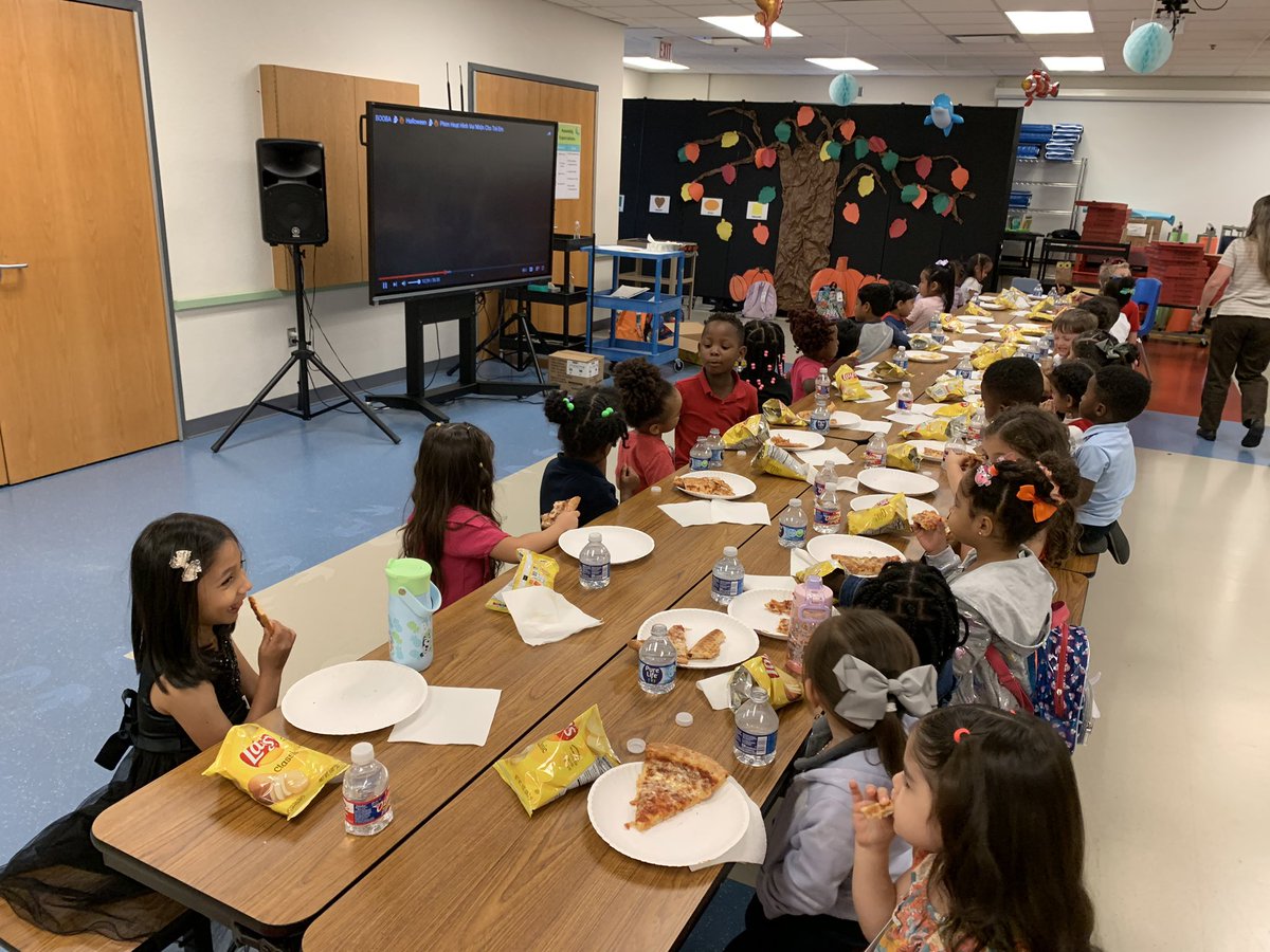 CliftonECS's tweet photo. Clifton ECS 1st six weeks Parent Night Out for students with perfect attendance. Pizza, movie, Lego, dance, and bubble party!!! Be at school every day. We hope you are enjoying your free night parents. @IrvingISD https://t.co/Enb9VoTmeg