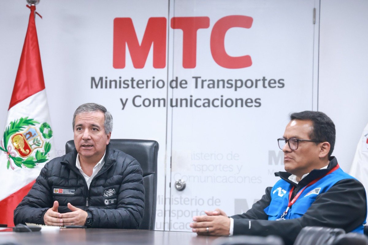 MTC_GobPeru's tweet photo. ¡Acuerdos en favor de la ciudadanía! 🇵🇪🤝 El ministro @RaulPerezReyesE, junto al presidente de la @ATU_GobPeru, David Hernández, se reunió con 10 gremios de transporte urbano que representan a más del 50 % de las empresas formales de Lima y Callao.

✅ Tras el diálogo, los gremios se comprometieron a reactivar el servicio de transporte público, de manera progresiva, con un aumento significativo del servicio durante las horas de la noche, así como la reanudación total para el viernes 27.