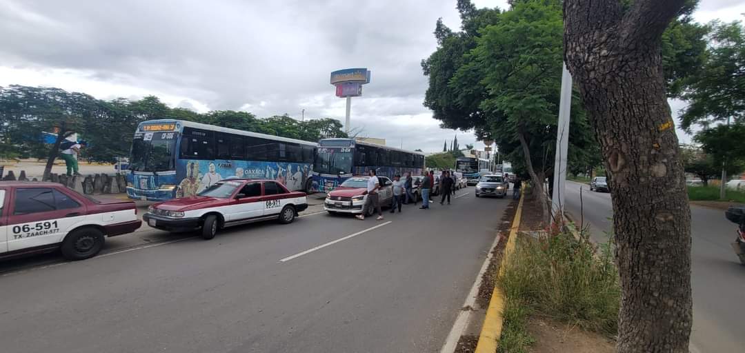 Ⓜ️📺El colmo 😡😡 taxistas foráneos que hacen base en Walmart de Símbolos Patrios golpean a chóferes del @Citybus_GobOax, y a ciudadanos como a esta 👇 mujer quien fue agredida solo por utilizar este medio de transporte.
📌Aplicación de la ley urge contra estos gorilas