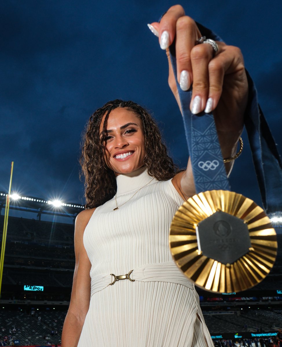NFL (@nfl) on Twitter photo GOLD in the building for TNF 🥇 <a href="/GoSydGo/">Sydney McLaughlin-Levrone</a> GOLD in the building for TNF 🥇 <a href="/GoSydGo/">Sydney McLaughlin-Levrone</a>