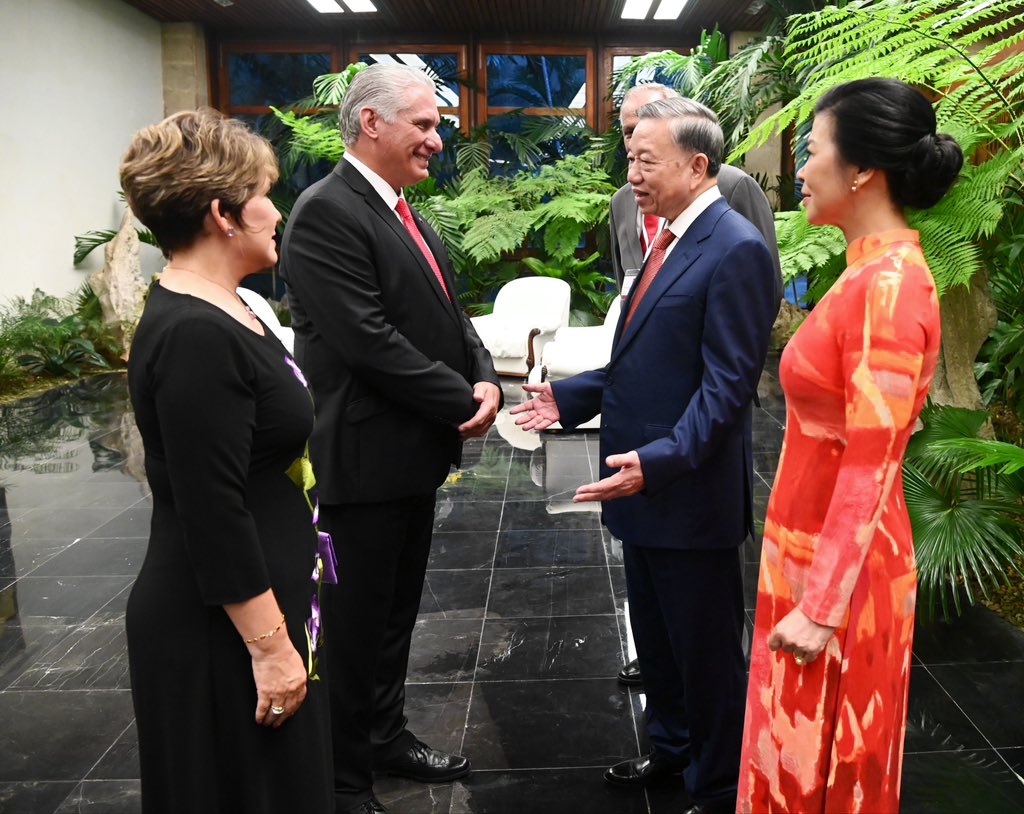 PresidenciaCuba's tweet photo. 🇨🇺| El presidente @DiazCanelB recibe oficialmente en el Palacio de la Revolución al compañero To Lam, secretario general del Partido Comunista y presidente de la República de #Vietnam, quien realiza una visita de Estado a #Cuba. https://t.co/3w5ZrFznrg