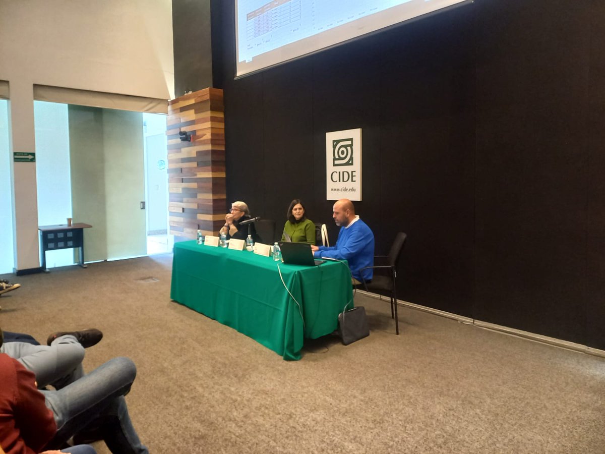 #50AñosCIDE | ¡Cerramos el 4t0 día con broche de oro!

¡Gracias a la prof. Sonia Di Giannatale y al prof. Itza Curiel (<a href="/QuetzalCuriel/">Quetzal Curiel</a>) por su maravilloso "Taller: Bienes de ostentación y su impacto en el mercado" y a todos los participantes!