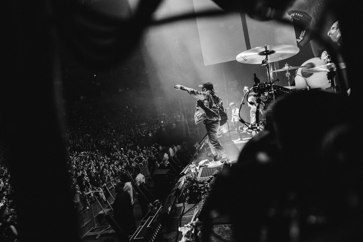 falloutboy's tweet photo. left our hearts in CDMX, te queremos mucho ❤️‍🔥💫

📸 james hartley https://t.co/HJBj4SCndE