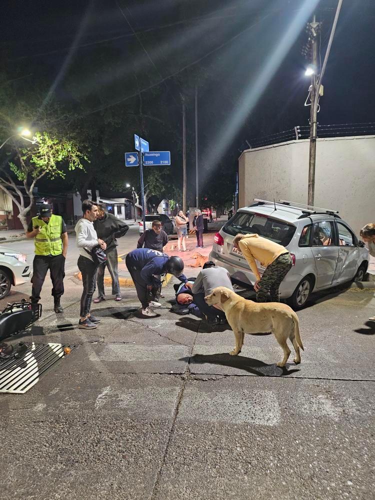 MATIPASCUALETTI's tweet photo. URGENTE 🚨🚨🚨 
Grave accidente en la esquina de Ituzaingó y Chacabuco de Ciudad. Un auto chocó con una moto. El auto terminó pasando por encima al motociclista. Hace bastante tiempo los vecinos piden semáforos en la zona  @radionihuil https://t.co/f026IufN7O