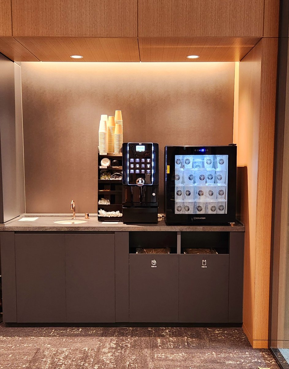 港区の企業様にお引越しのタイミングでB,B,CAMPを導入いただきました！
お菓子とコーヒーマシンは社員様向け、コーヒーマシンだけの方はご来客様向けとのことで2か所へ✨
ロックアイスは卓上冷凍庫にストックしています🧊

#企業公式相互フォロー