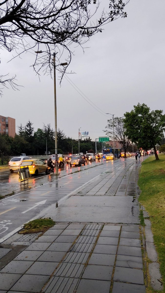 geovatom's tweet photo. No se si muchos o pocos te aman así, pero yo si, porque esta es la genuina Bogotá;fría, gris y lluviosa!! Llegue lavado pero amo a Bogotá así!! https://t.co/zD5LAjFOhI