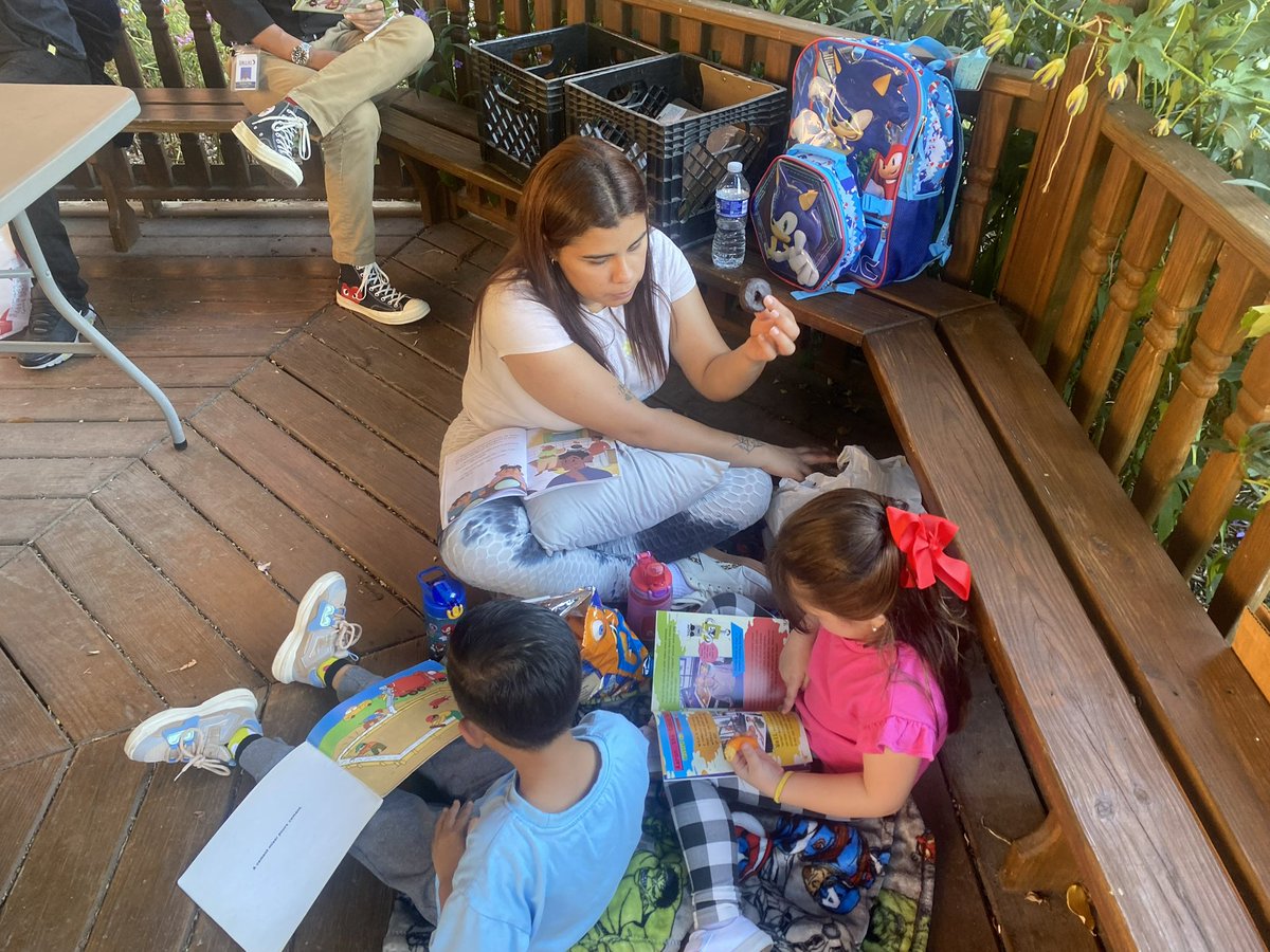 AnneFrankDISD's tweet photo. Thank you to all the families for making ‘Books and Blankets’ at Anne Frank Elementary a success! Huge thanks to Dr. Cheztron, our amazing librarian! Proud to be home of the Amazing Scribes! 📚✨ #BooksAndBlankets #dallasisd https://t.co/UAzboktYPp