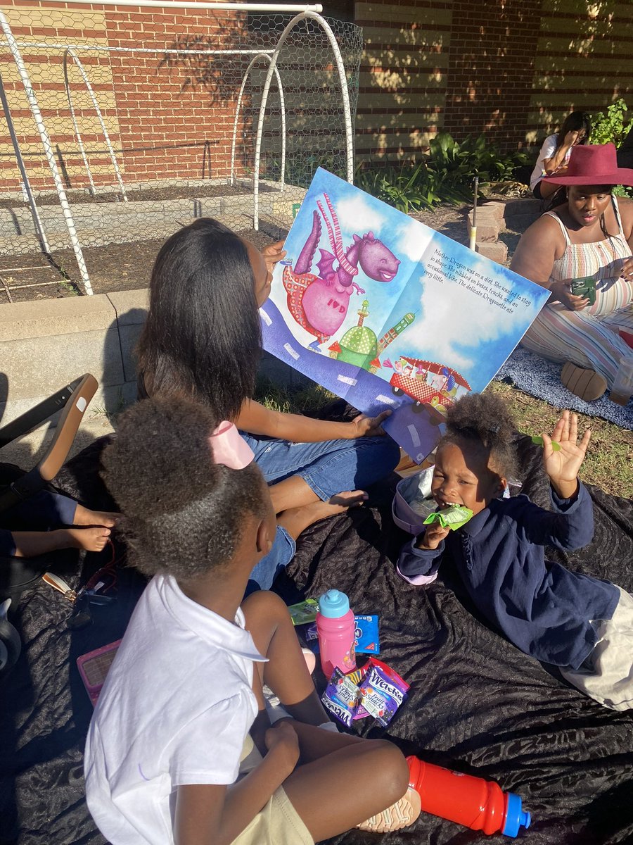 AnneFrankDISD's tweet photo. Thank you to all the families for making ‘Books and Blankets’ at Anne Frank Elementary a success! Huge thanks to Dr. Cheztron, our amazing librarian! Proud to be home of the Amazing Scribes! 📚✨ #BooksAndBlankets #dallasisd https://t.co/UAzboktYPp