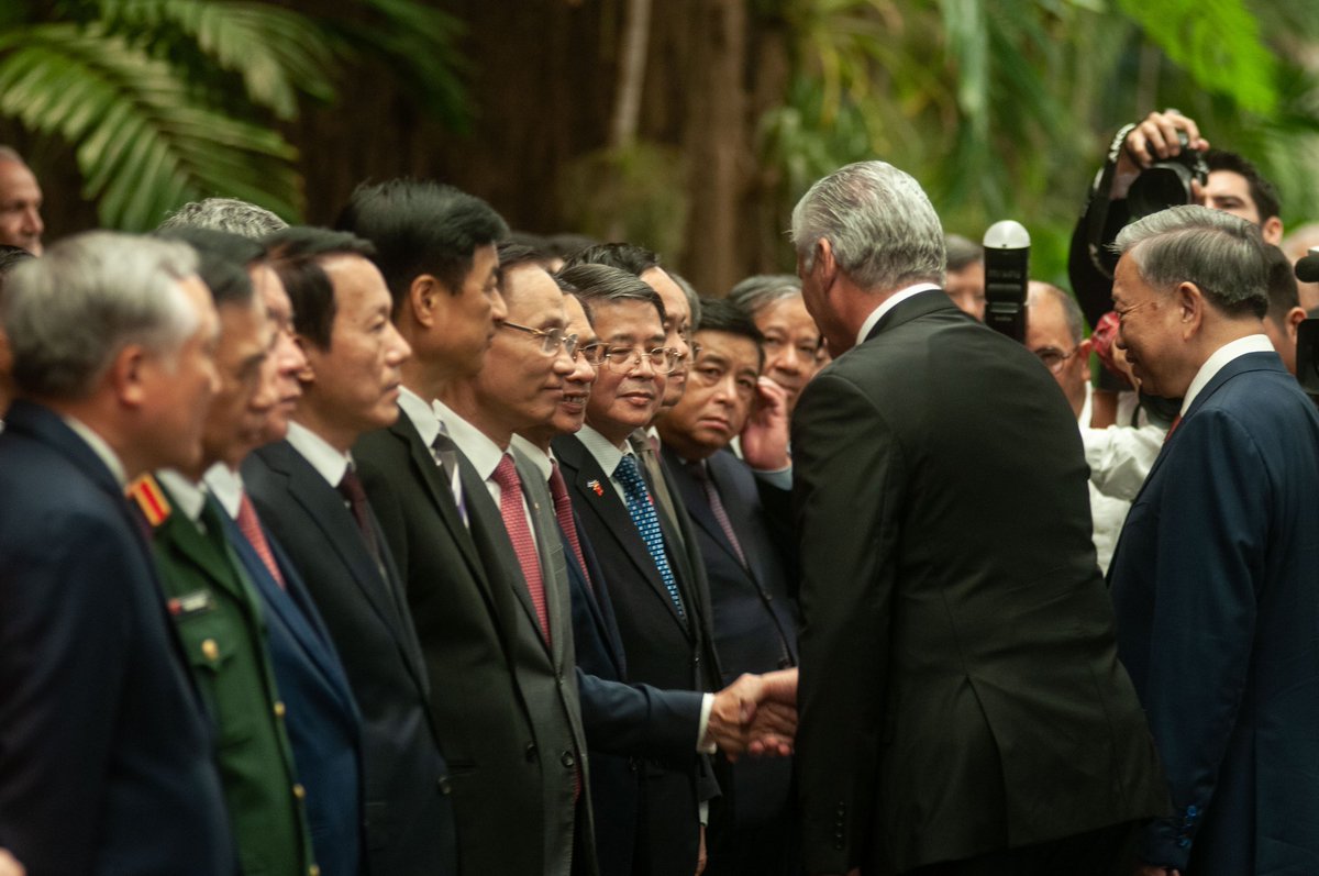 En el emblemático Salón Portocarrero del Palacio de la Revolución acaeció el recibimiento oficial a la delegación encabezada por el secretario general del Partido Comunista y Presidente de #Vietnam To Lam.