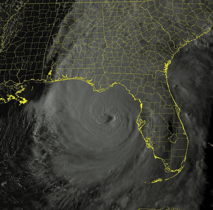 NWSTallahassee's tweet photo. #Helene just before sunset. 

Landfall will be coming up in about 3 to 4 hours, but expect the eyewall to move onshore in about 2 to 3 hours. 

#FLwx #ALwx #GAwx #HurricaneHelene https://t.co/VWYhzDj2Ru