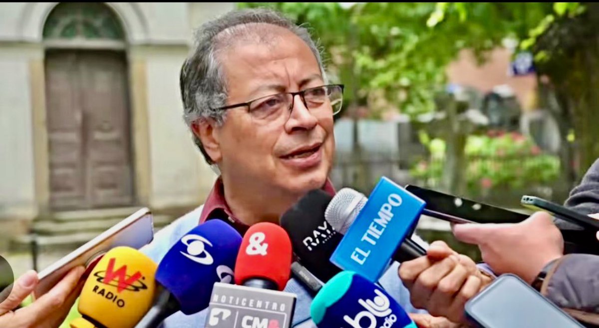 Jhonffonseca's tweet photo. Si en este momento tuvieras la oportunidad de cambiar al Guerrillero Petro por Álvaro Uribe Vélez ¿lo harías? 

SI🔄❤️.    NO💬🤔 https://t.co/2QKWyBn4nY