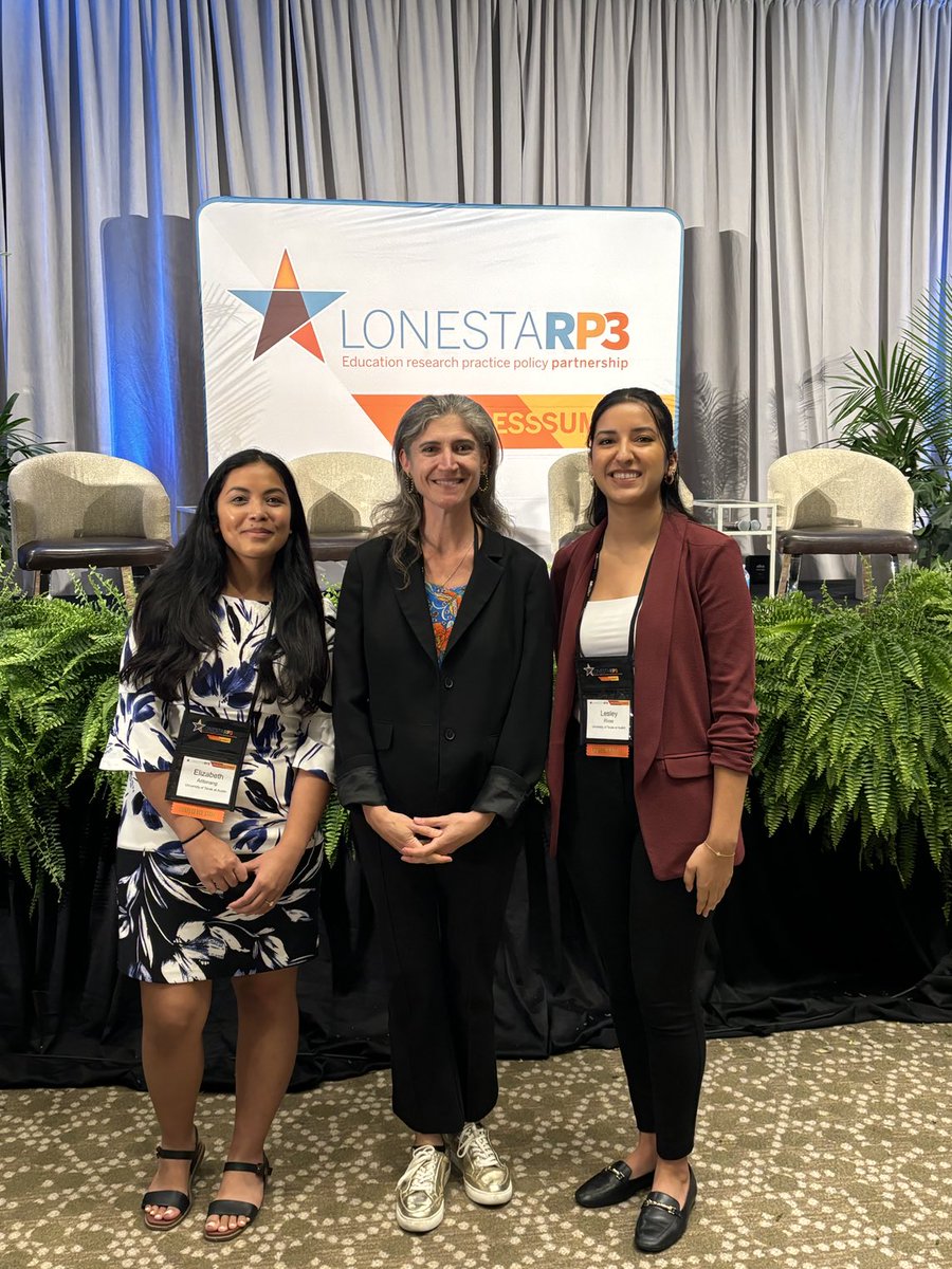 sarahlouwou's tweet photo. Phenomenal @utexascoe grad students are core to RP3!!!🙌⭐️👊📓 https://t.co/uN30xR1ANg